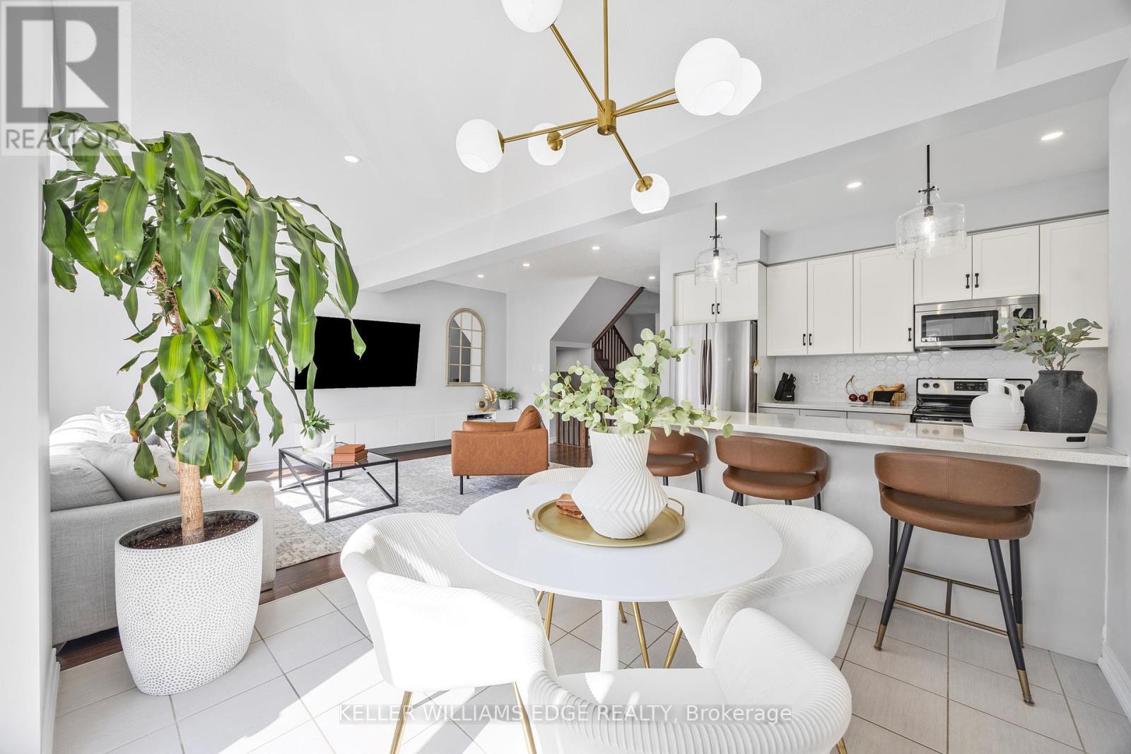 209 Echovalley Drive, Hamilton, ON - Indoor Photo Showing Dining Room