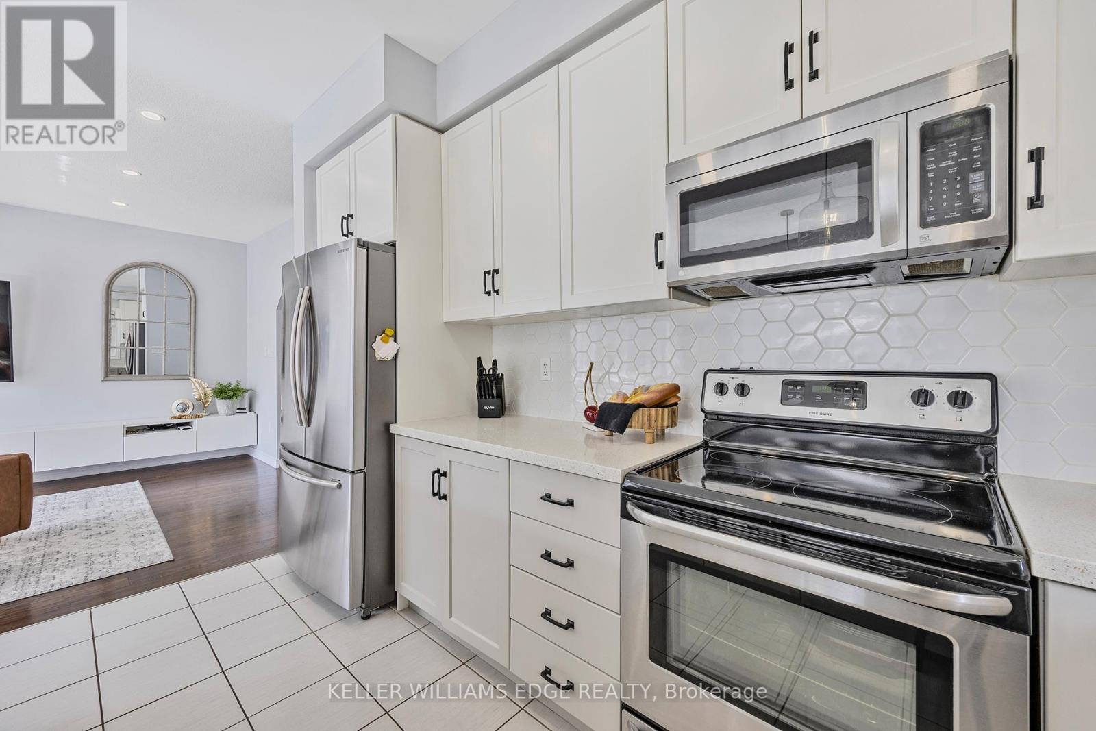 209 Echovalley Drive, Hamilton, ON - Indoor Photo Showing Kitchen