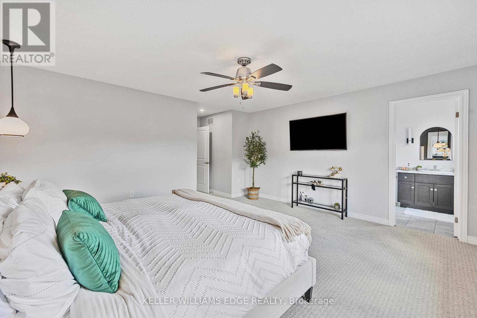 209 Echovalley Drive, Hamilton, ON - Indoor Photo Showing Bedroom