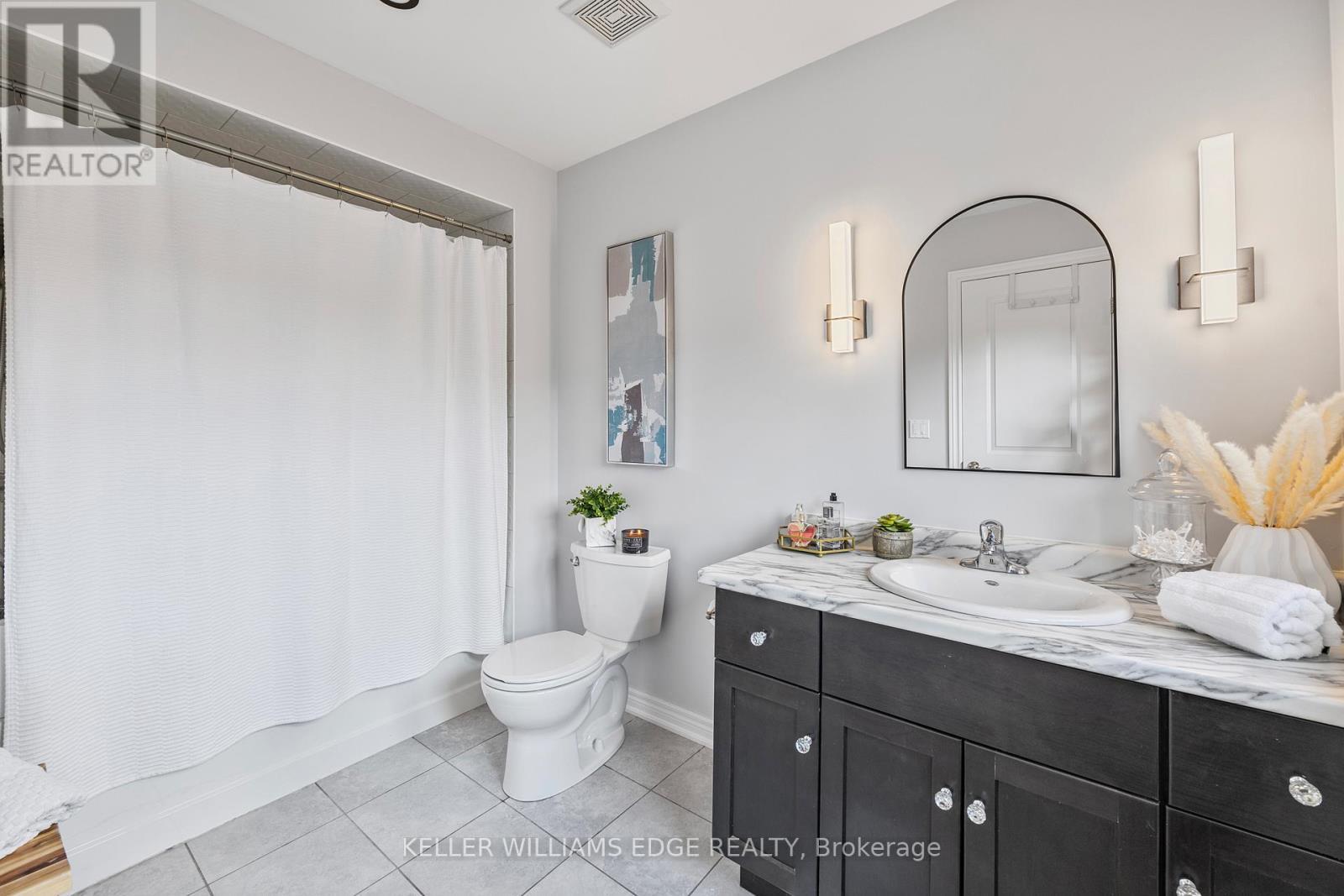 209 Echovalley Drive, Hamilton, ON - Indoor Photo Showing Bathroom