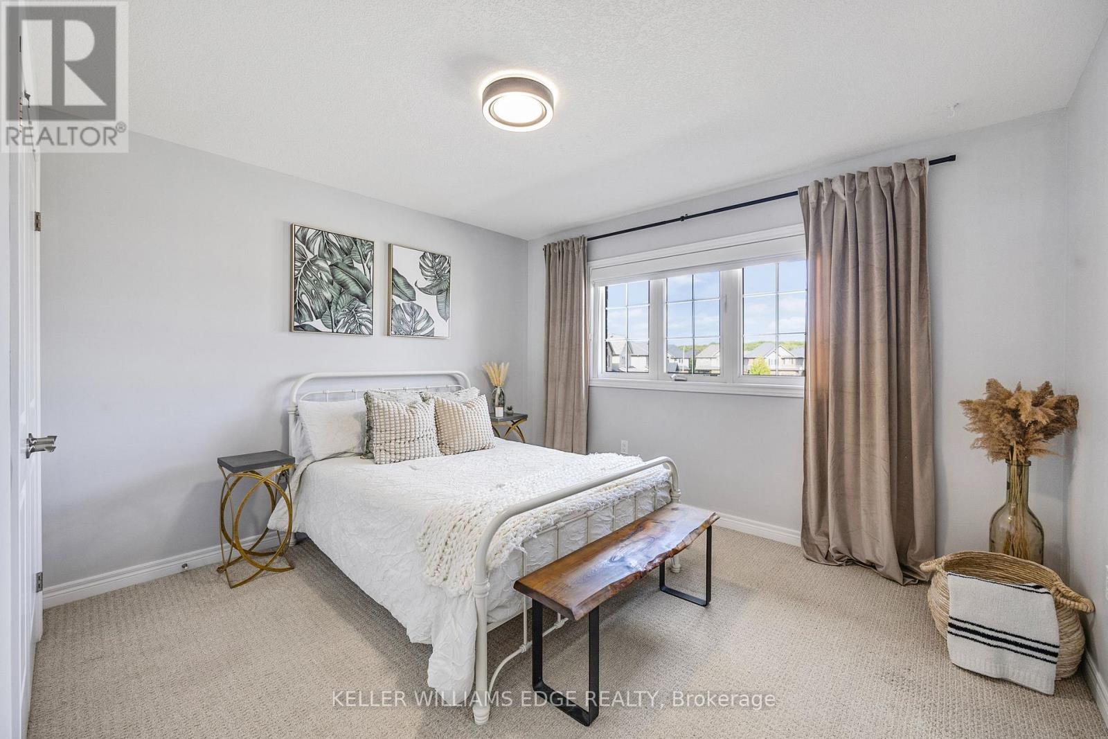 209 Echovalley Drive, Hamilton, ON - Indoor Photo Showing Bedroom