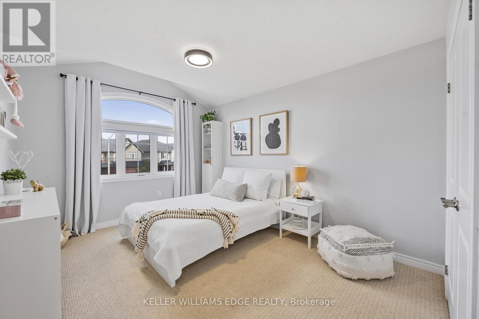 209 Echovalley Drive, Hamilton, ON - Indoor Photo Showing Bedroom