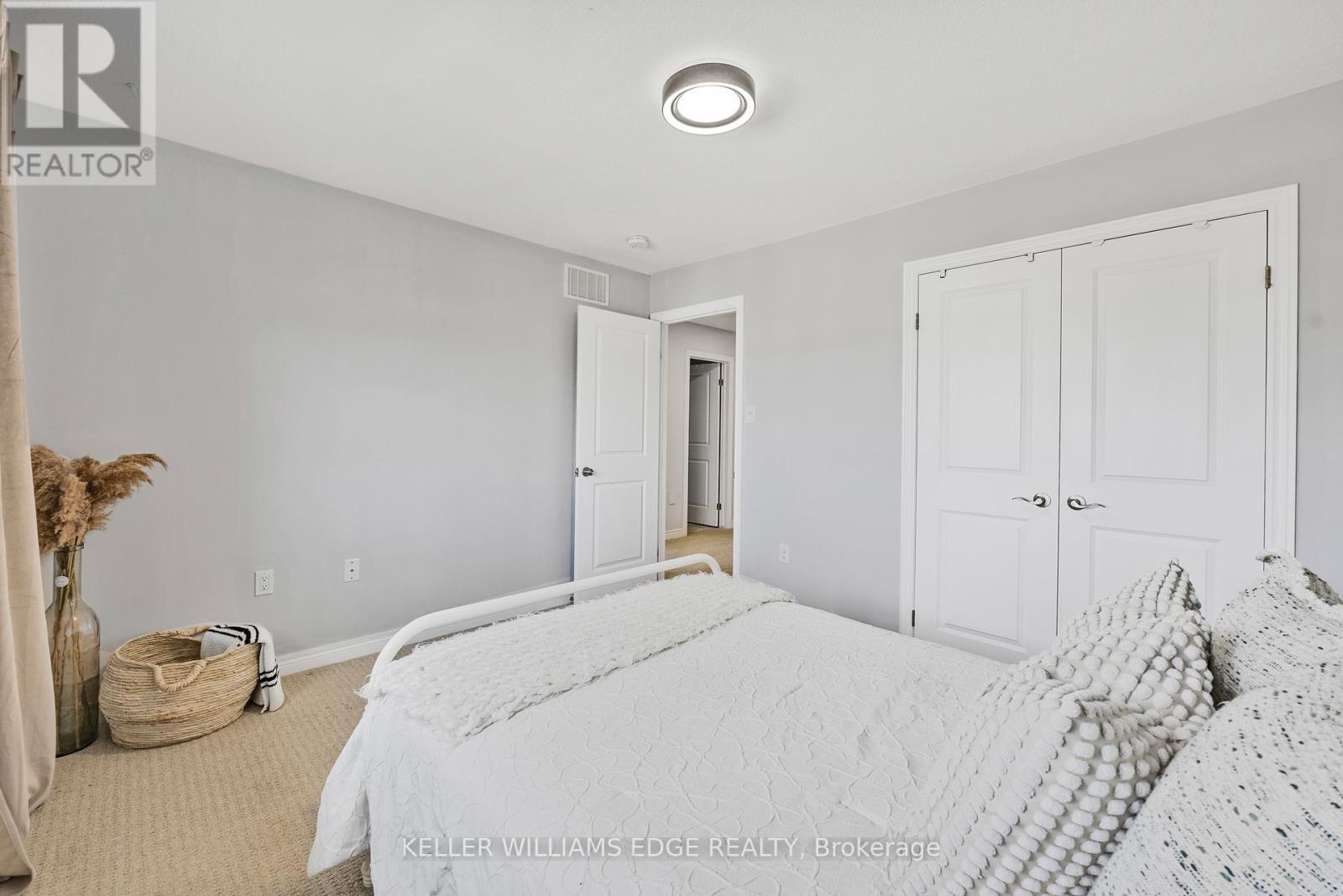 209 Echovalley Drive, Hamilton, ON - Indoor Photo Showing Bedroom
