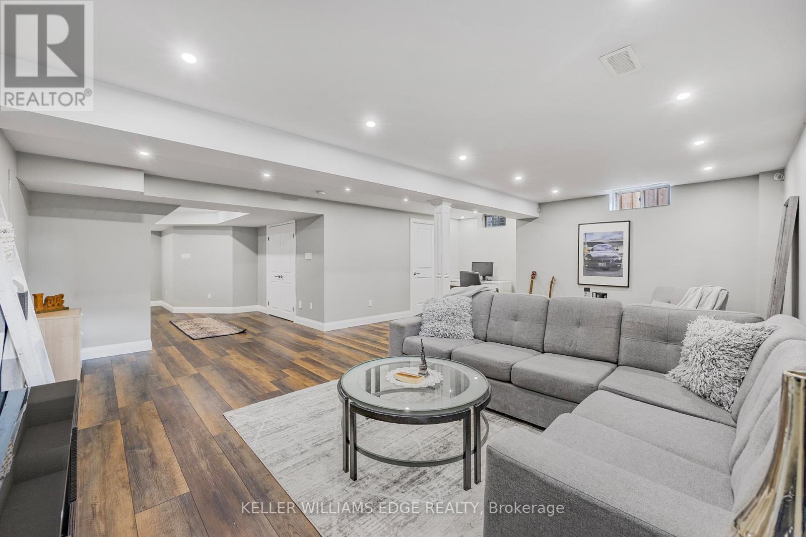 209 Echovalley Drive, Hamilton, ON - Indoor Photo Showing Living Room