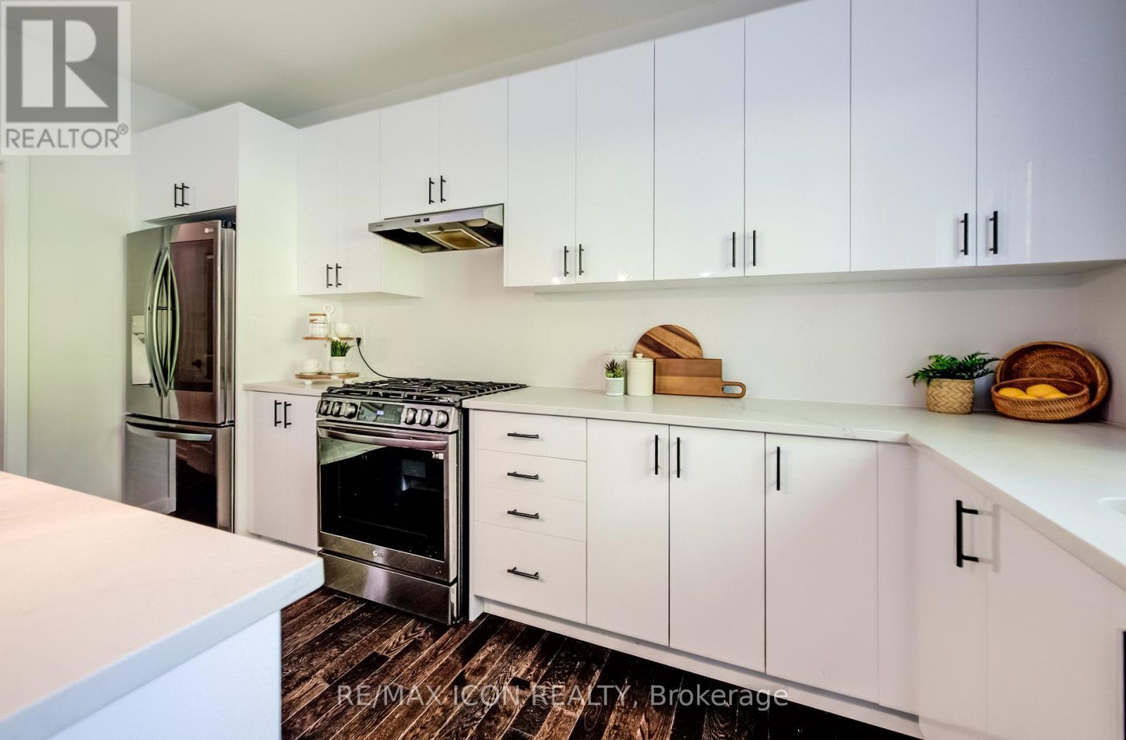 55 Tulip Crescent, Norfolk, ON - Indoor Photo Showing Kitchen With Upgraded Kitchen