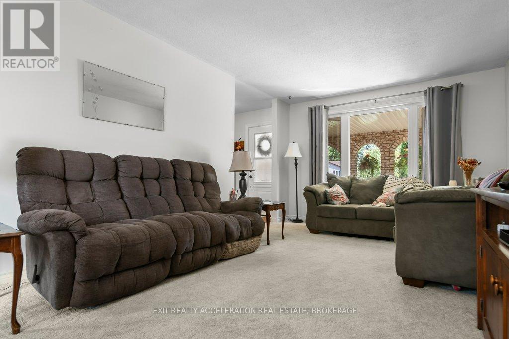 286 Barrett Boulevard, Greater Napanee (Greater Napanee), ON - Indoor Photo Showing Living Room