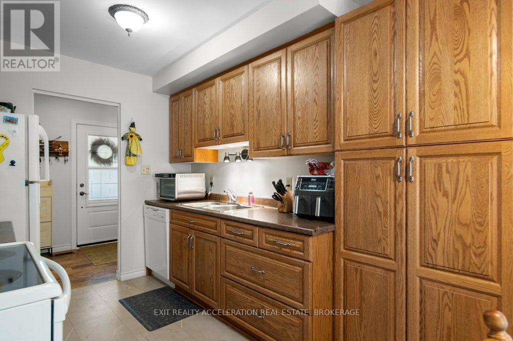 286 Barrett Boulevard, Greater Napanee (Greater Napanee), ON - Indoor Photo Showing Kitchen With Double Sink