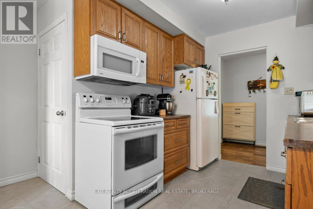 286 Barrett Boulevard, Greater Napanee (Greater Napanee), ON - Indoor Photo Showing Kitchen