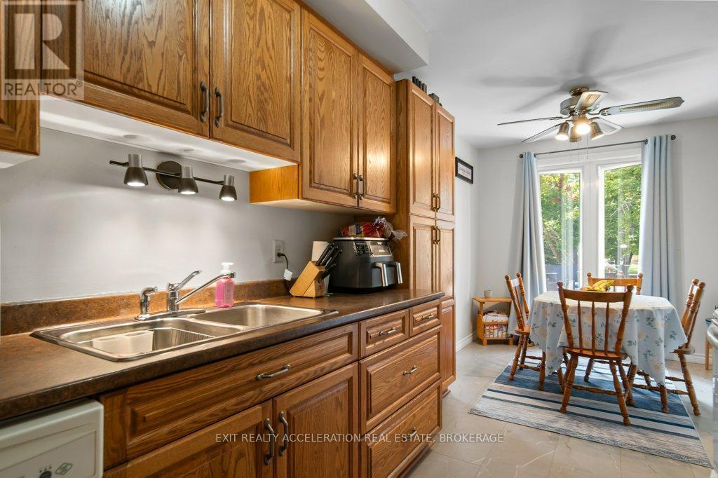286 Barrett Boulevard, Greater Napanee (Greater Napanee), ON - Indoor Photo Showing Kitchen With Double Sink
