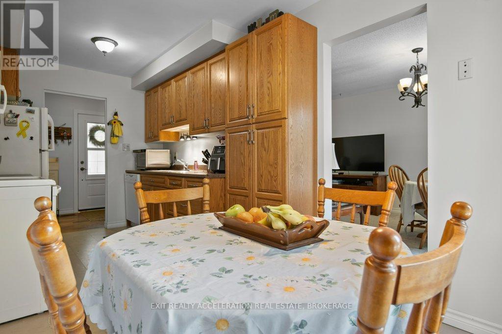 286 Barrett Boulevard, Greater Napanee (Greater Napanee), ON - Indoor Photo Showing Dining Room
