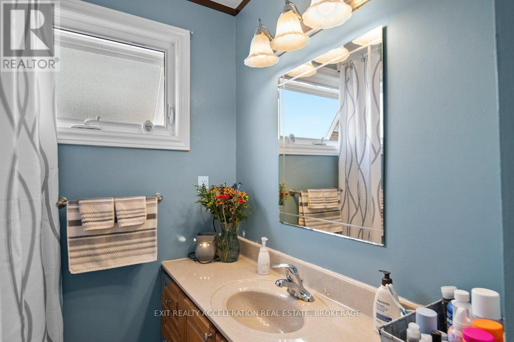 286 Barrett Boulevard, Greater Napanee (Greater Napanee), ON - Indoor Photo Showing Bathroom