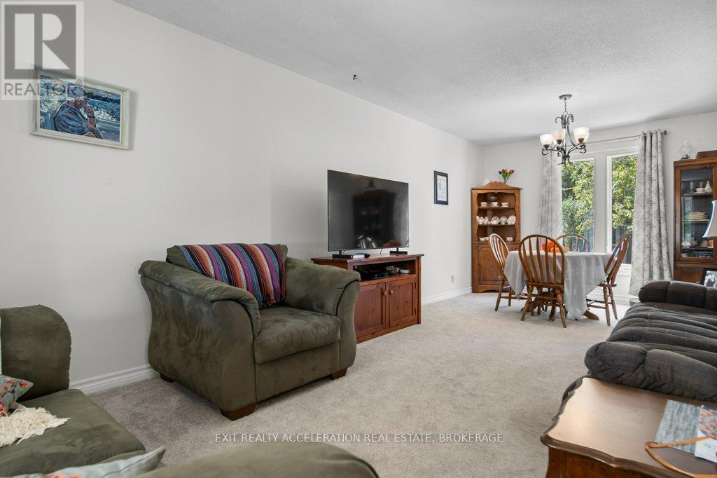 286 Barrett Boulevard, Greater Napanee (Greater Napanee), ON - Indoor Photo Showing Living Room