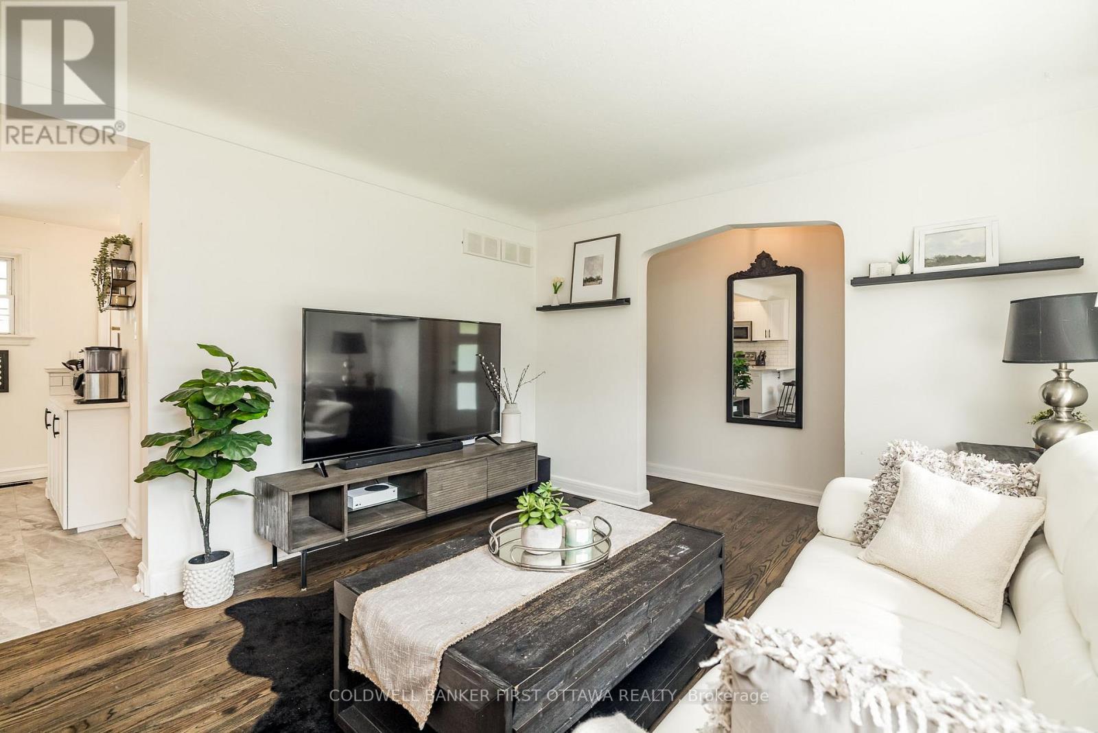 1 Porter Street, Ottawa, ON - Indoor Photo Showing Living Room