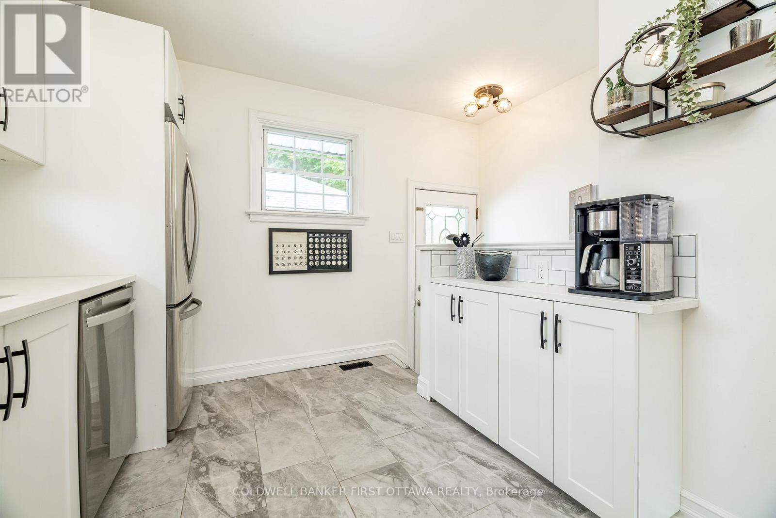 1 Porter Street, Ottawa, ON - Indoor Photo Showing Kitchen