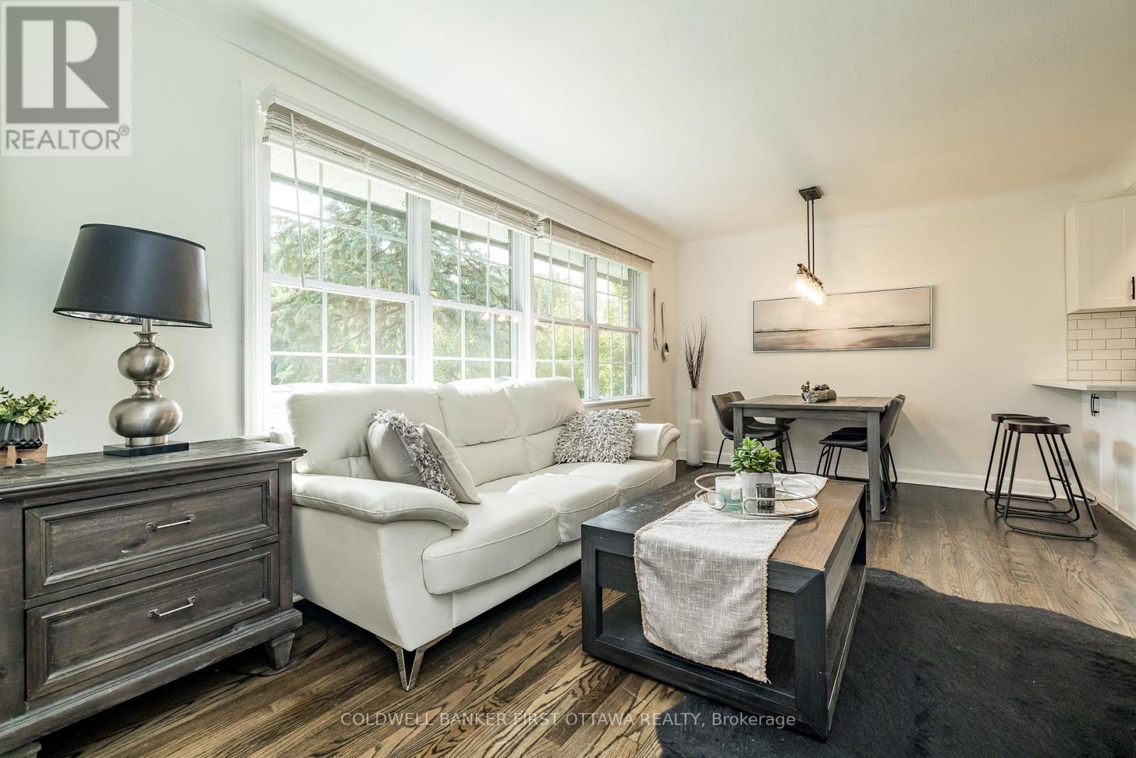 1 Porter Street, Ottawa, ON - Indoor Photo Showing Living Room