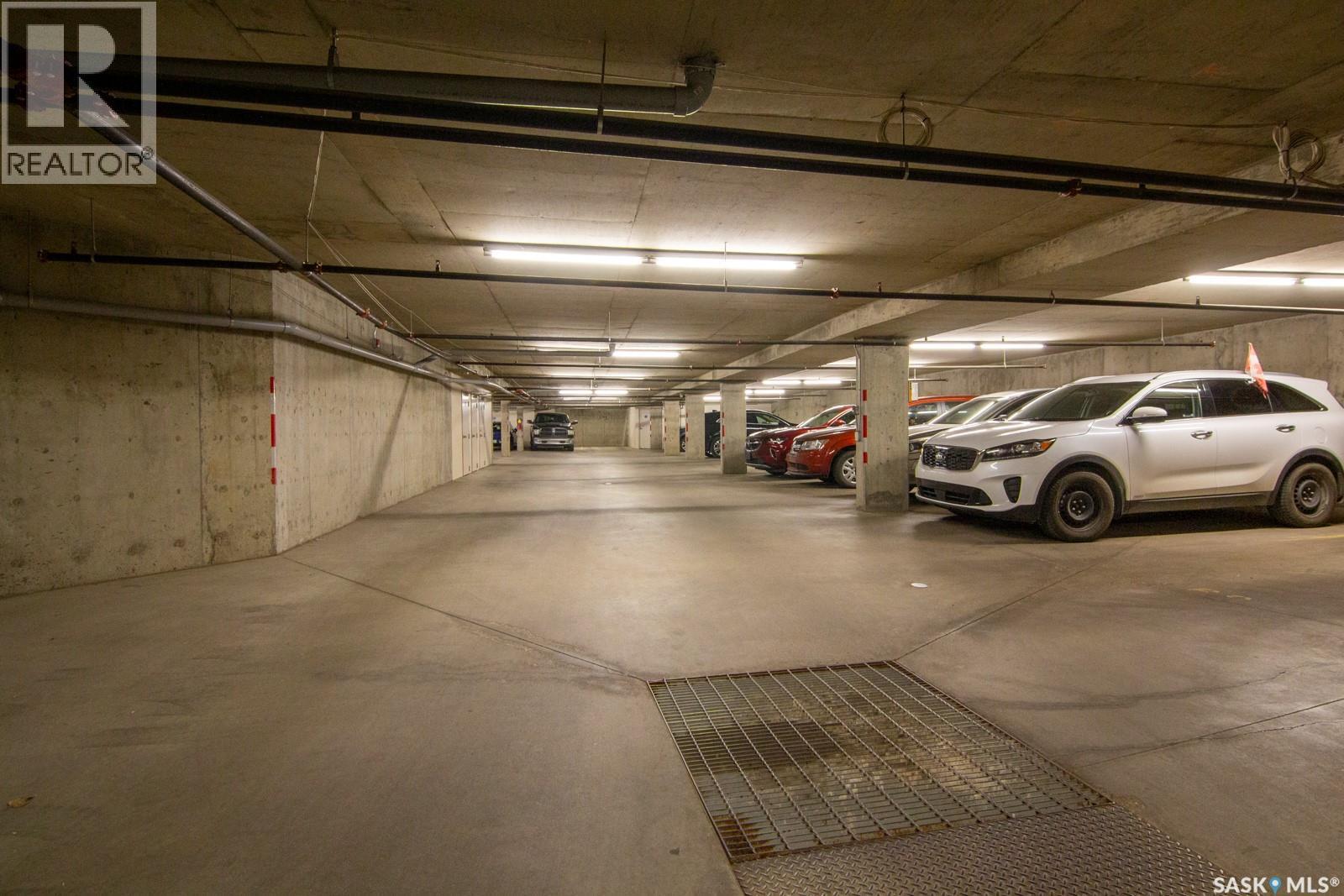 238 623 Saskatchewan Crescent W, Saskatoon, SK - Indoor Photo Showing Garage