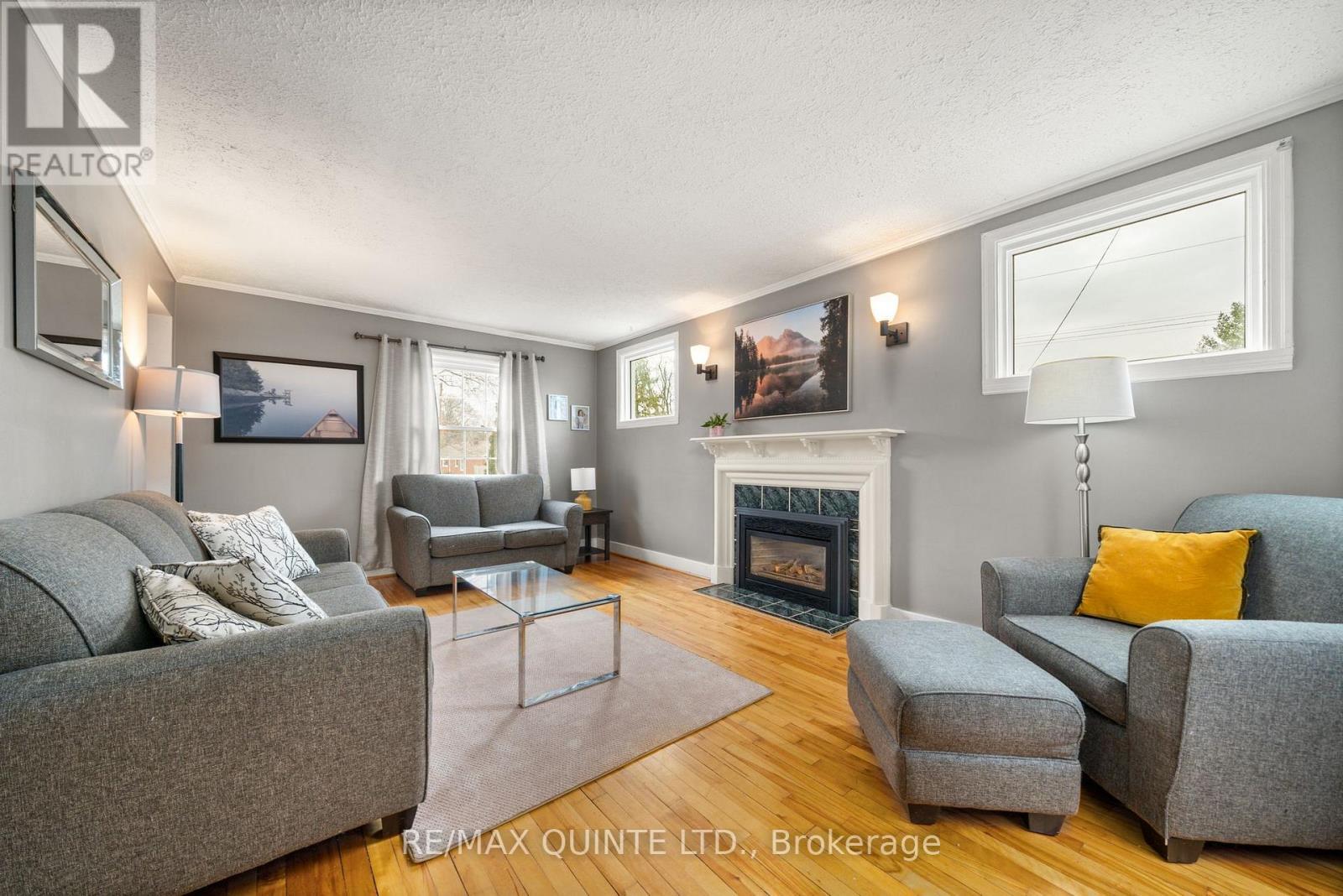 8 Greenlawn Avenue, Belleville (Belleville Ward), ON - Indoor Photo Showing Living Room With Fireplace
