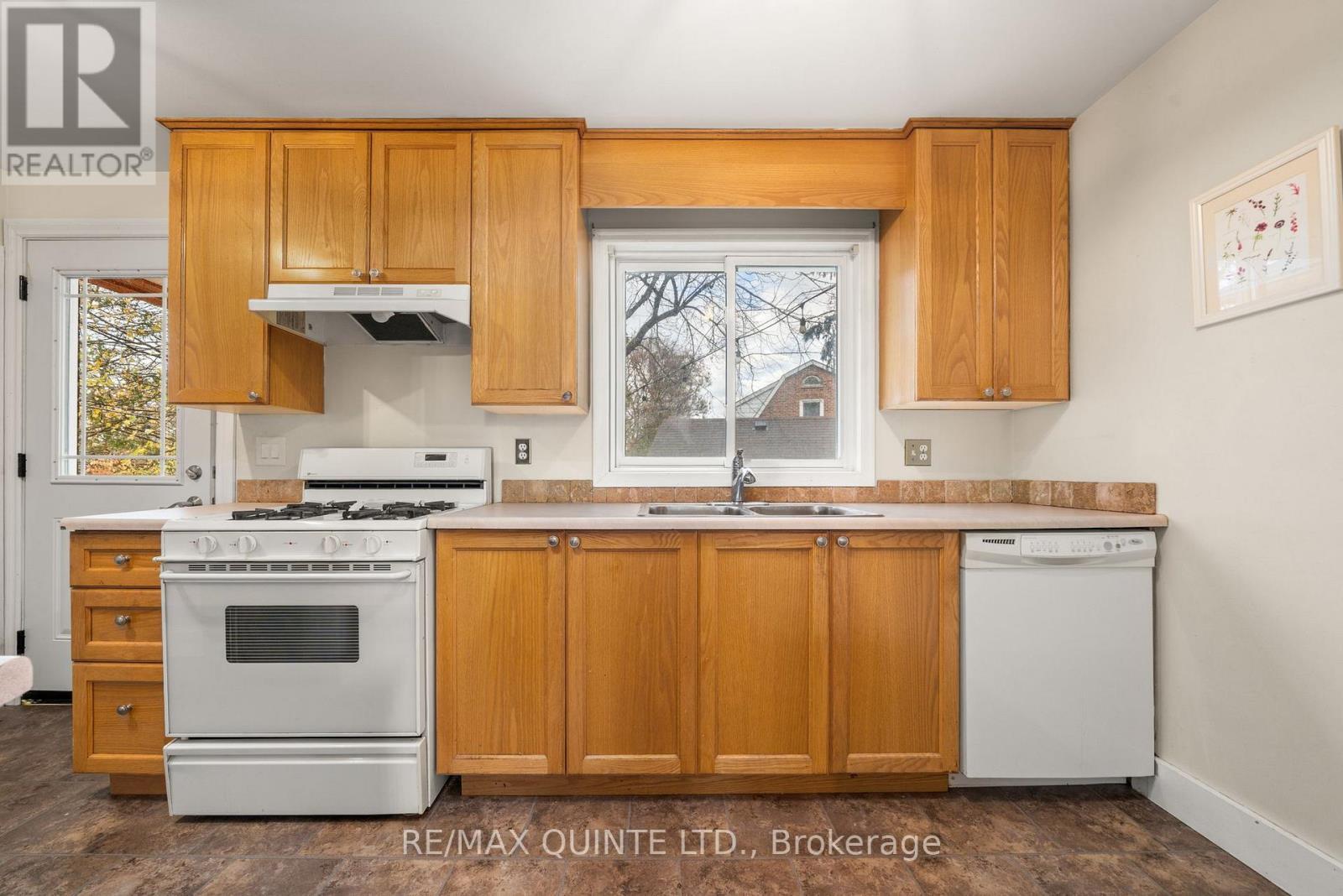 8 Greenlawn Avenue, Belleville (Belleville Ward), ON - Indoor Photo Showing Kitchen With Double Sink