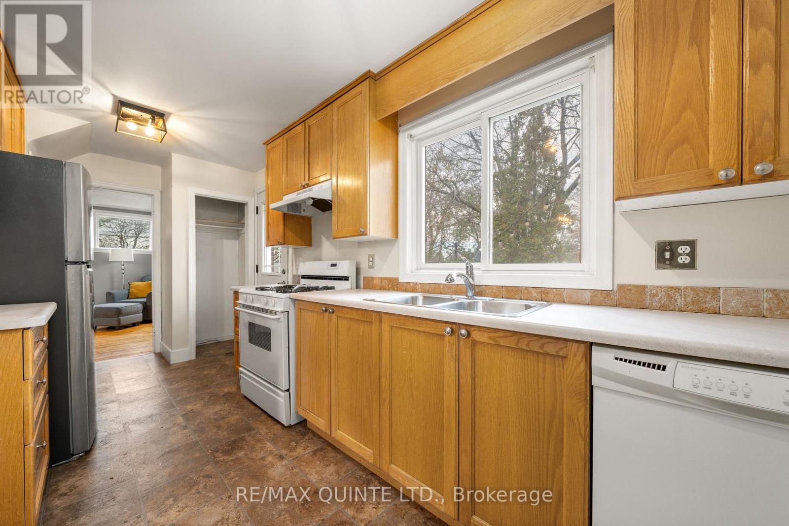 8 Greenlawn Avenue, Belleville (Belleville Ward), ON - Indoor Photo Showing Kitchen With Double Sink