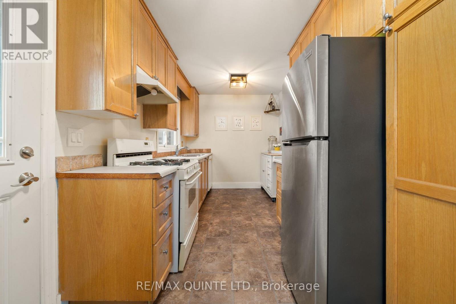 8 Greenlawn Avenue, Belleville (Belleville Ward), ON - Indoor Photo Showing Kitchen