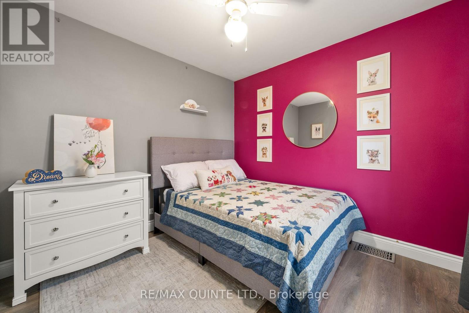 8 Greenlawn Avenue, Belleville (Belleville Ward), ON - Indoor Photo Showing Bedroom