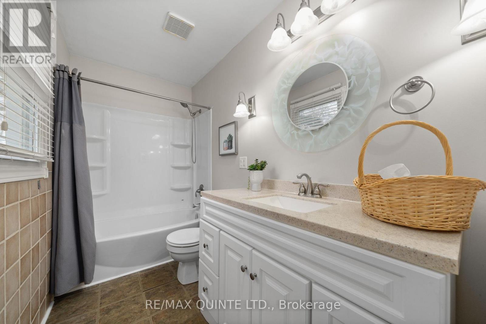 8 Greenlawn Avenue, Belleville (Belleville Ward), ON - Indoor Photo Showing Bathroom