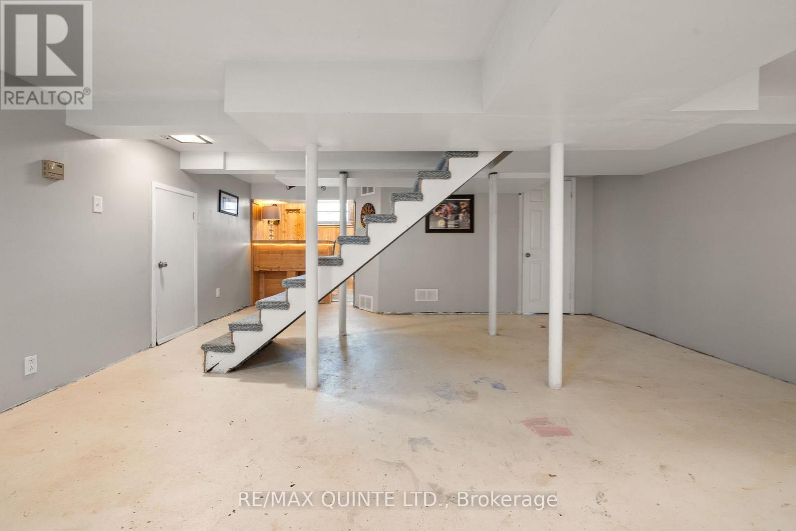 8 Greenlawn Avenue, Belleville (Belleville Ward), ON - Indoor