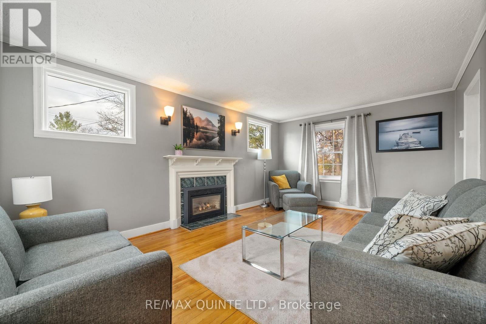 8 Greenlawn Avenue, Belleville (Belleville Ward), ON - Indoor Photo Showing Living Room With Fireplace