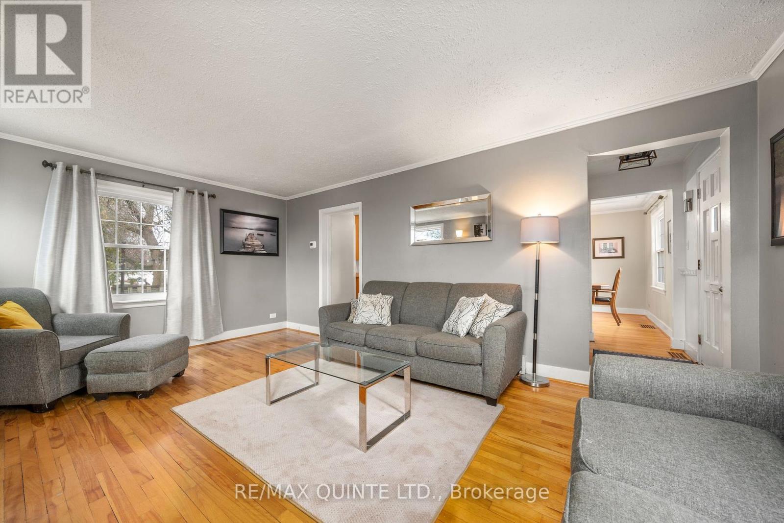 8 Greenlawn Avenue, Belleville (Belleville Ward), ON - Indoor Photo Showing Living Room