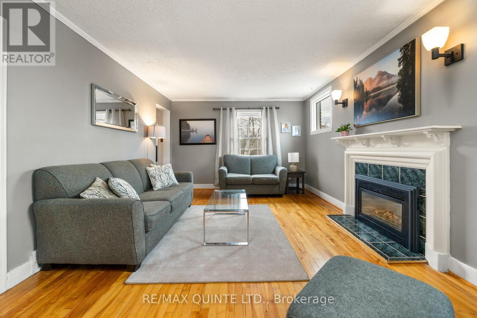 8 Greenlawn Avenue, Belleville (Belleville Ward), ON - Indoor Photo Showing Living Room With Fireplace