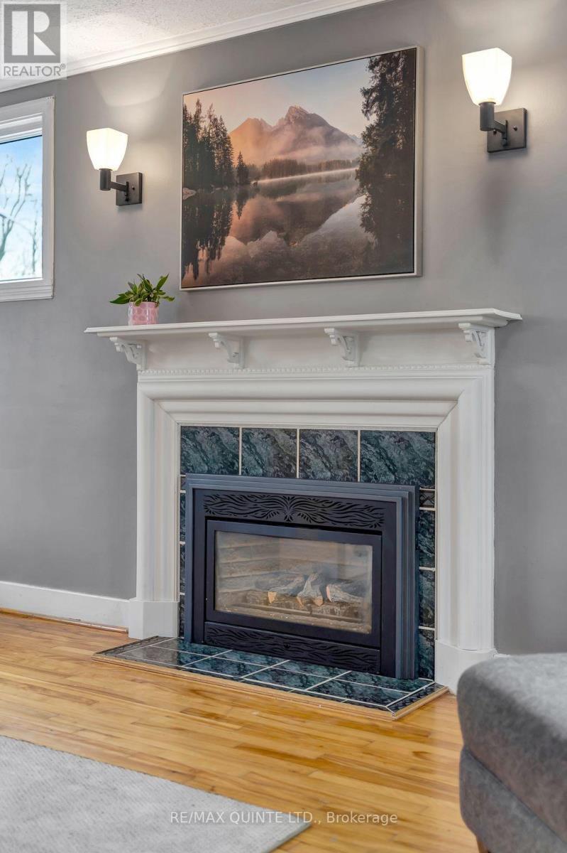 8 Greenlawn Avenue, Belleville (Belleville Ward), ON - Indoor Photo Showing Living Room With Fireplace