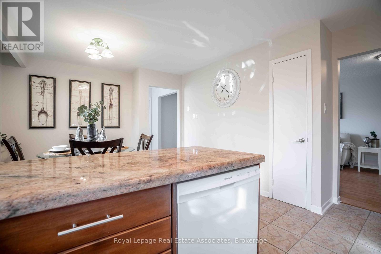 2559 Kingsberry Crescent, Mississauga, ON - Indoor Photo Showing Kitchen