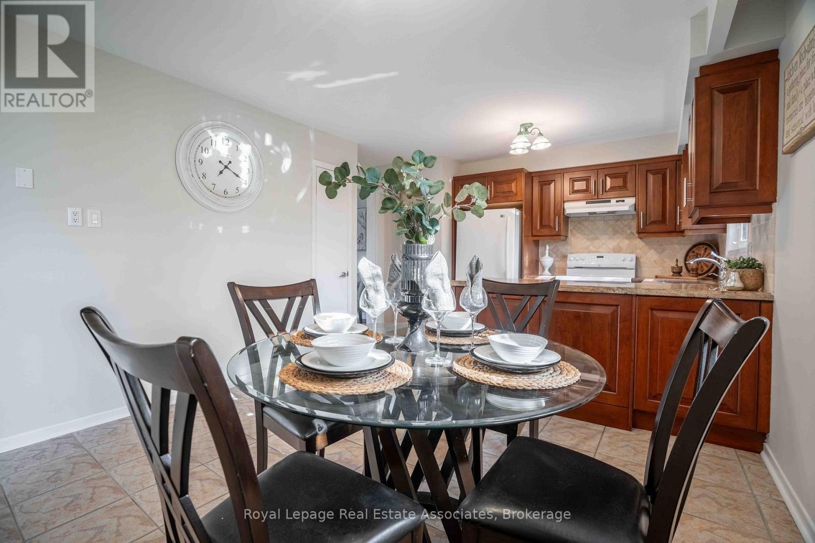 2559 Kingsberry Crescent, Mississauga, ON - Indoor Photo Showing Dining Room