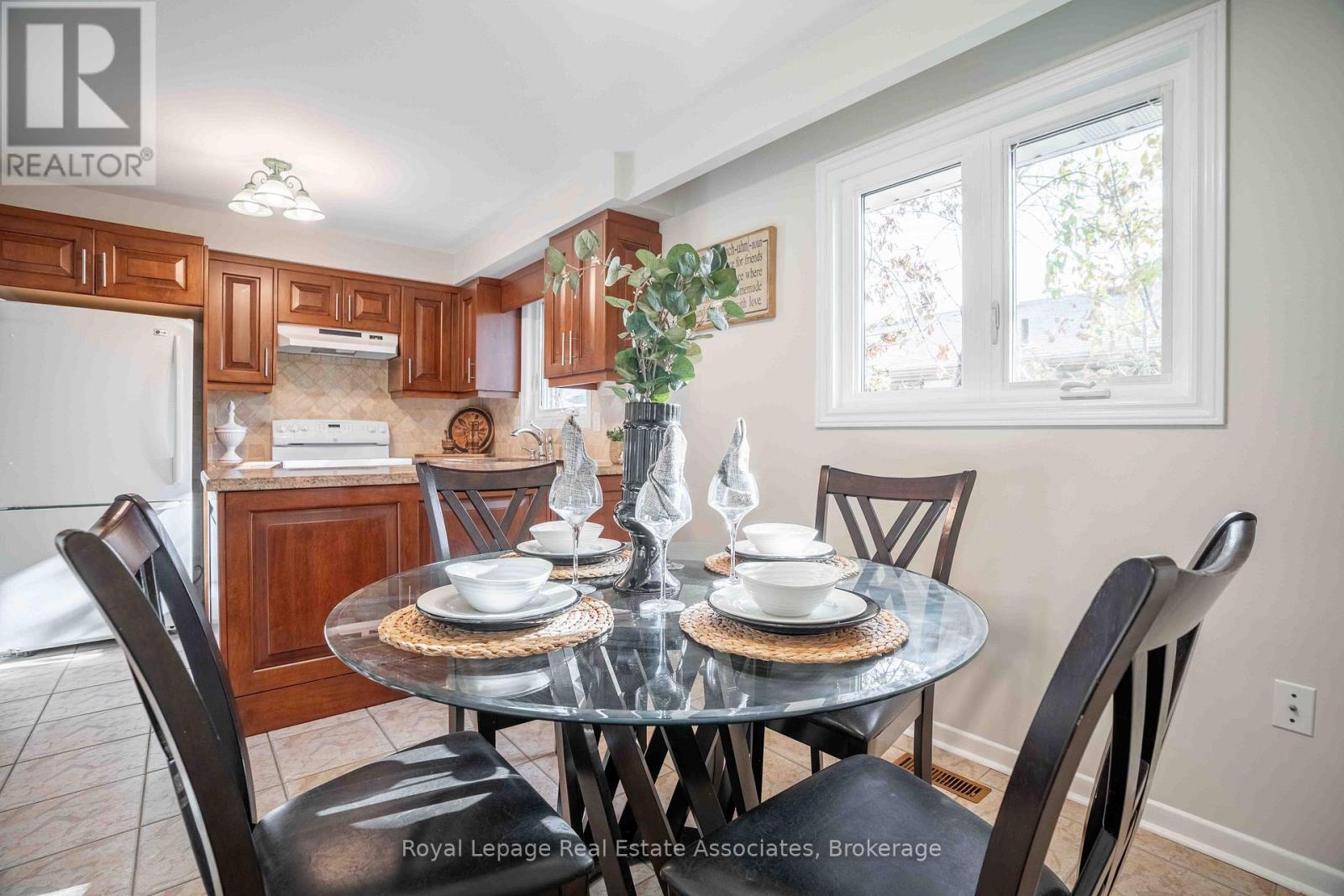 2559 Kingsberry Crescent, Mississauga, ON - Indoor Photo Showing Dining Room