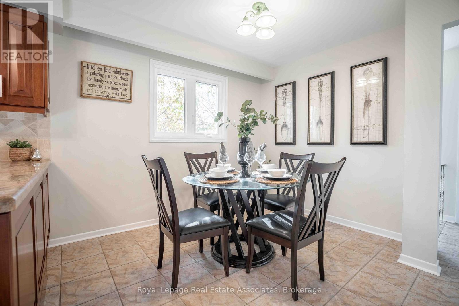 2559 Kingsberry Crescent, Mississauga, ON - Indoor Photo Showing Dining Room