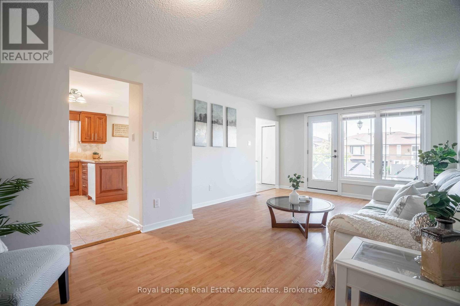 2559 Kingsberry Crescent, Mississauga, ON - Indoor Photo Showing Living Room