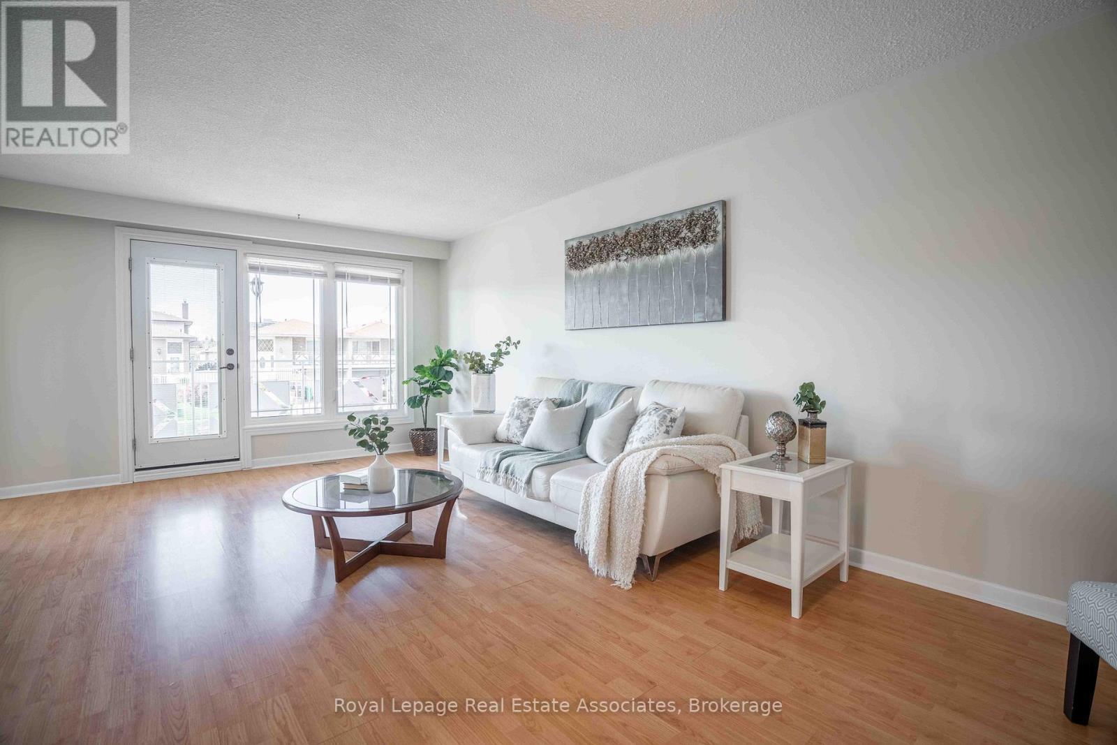 2559 Kingsberry Crescent, Mississauga, ON - Indoor Photo Showing Living Room