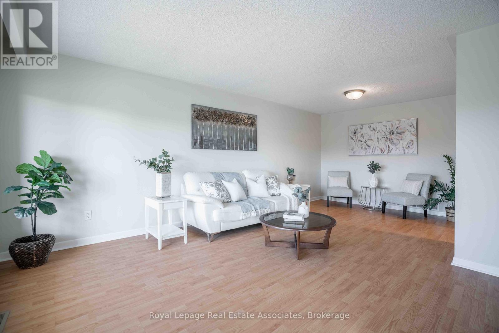 2559 Kingsberry Crescent, Mississauga, ON - Indoor Photo Showing Living Room