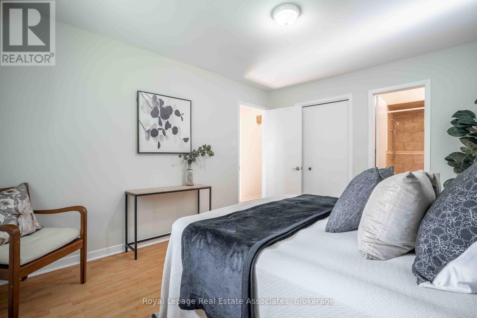 2559 Kingsberry Crescent, Mississauga, ON - Indoor Photo Showing Bedroom