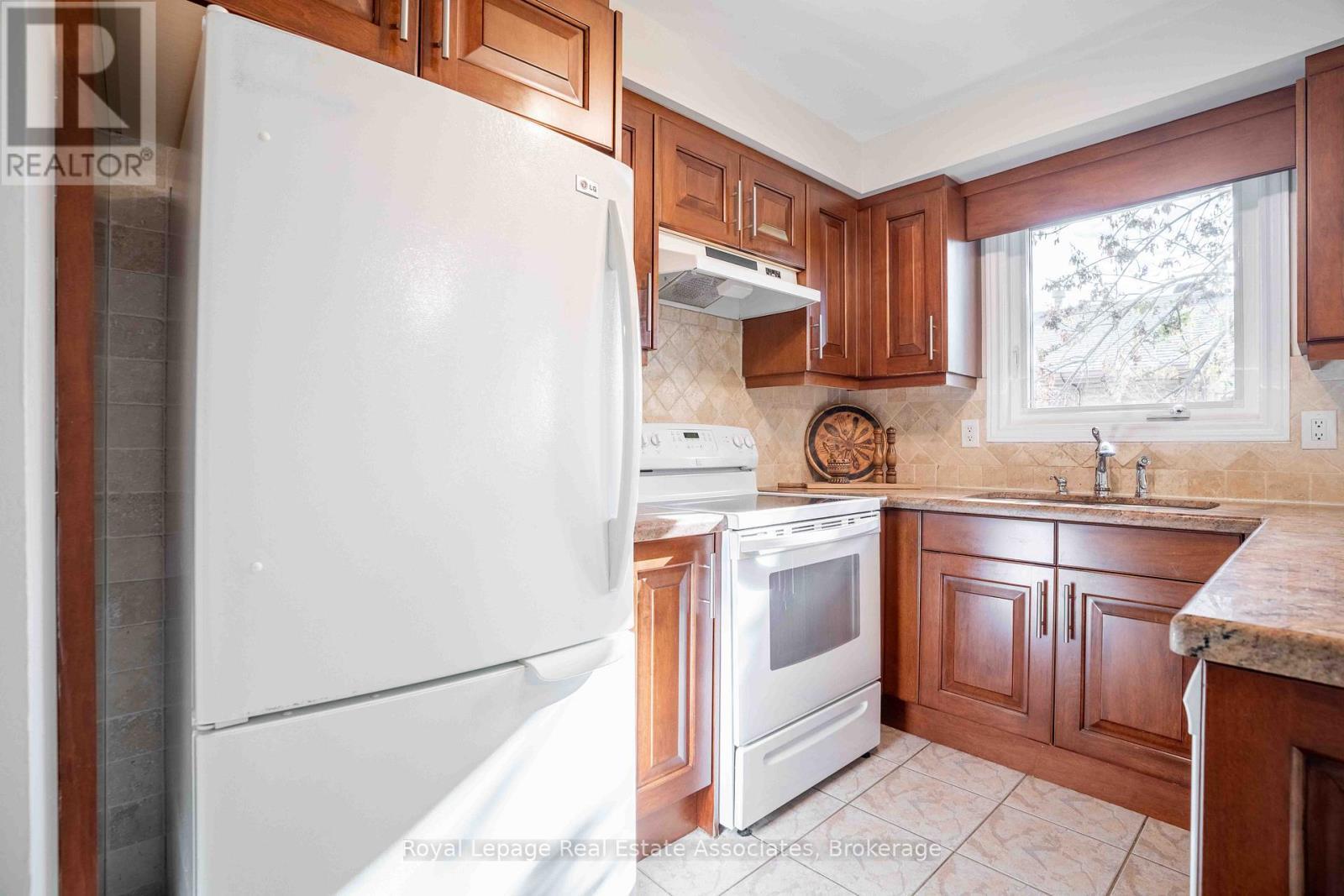 2559 Kingsberry Crescent, Mississauga, ON - Indoor Photo Showing Kitchen