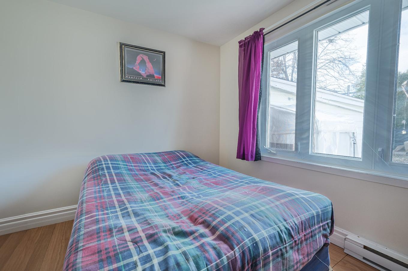 Chambre à coucher - 6 Rue St-Pierre, Saint-Jean-Sur-Richelieu, QC - Indoor Photo Showing Bedroom