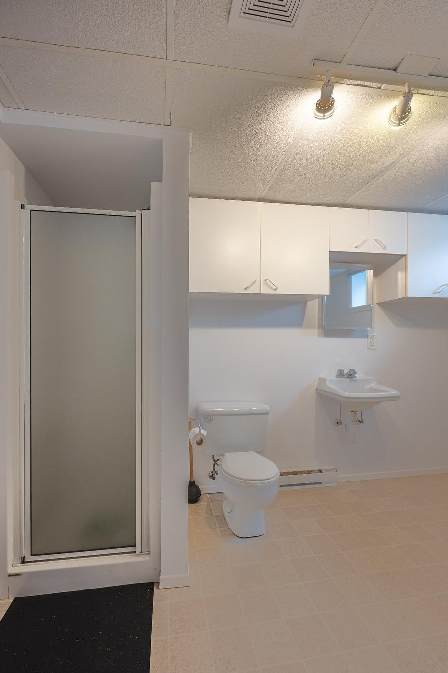 Salle de bains - 6 Rue St-Pierre, Saint-Jean-Sur-Richelieu, QC - Indoor Photo Showing Bathroom