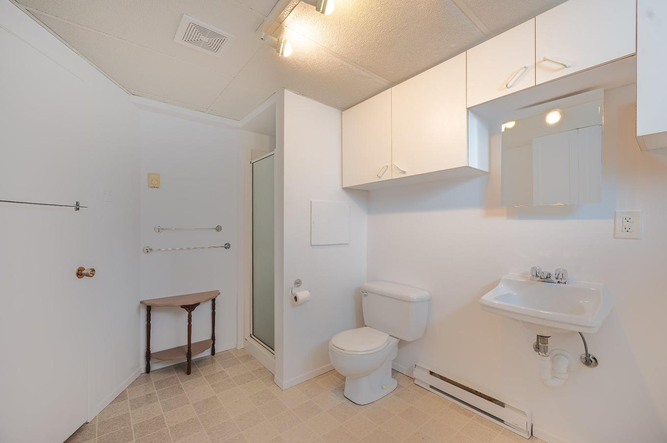 Salle de bains - 6 Rue St-Pierre, Saint-Jean-Sur-Richelieu, QC - Indoor Photo Showing Bathroom