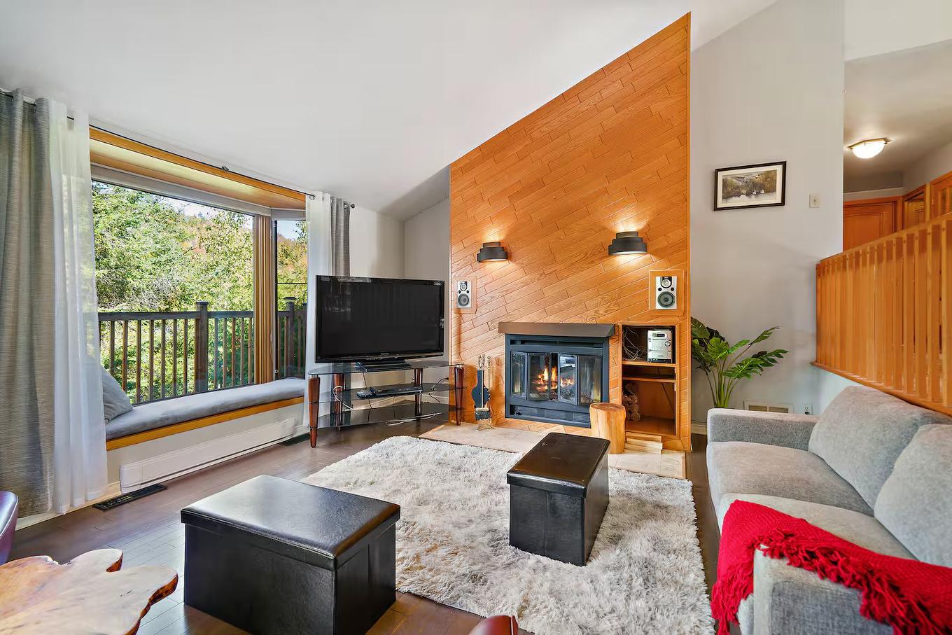 Salon - 3497 Ch. Du Village, Saint-Adolphe-D'Howard, QC - Indoor Photo Showing Living Room With Fireplace