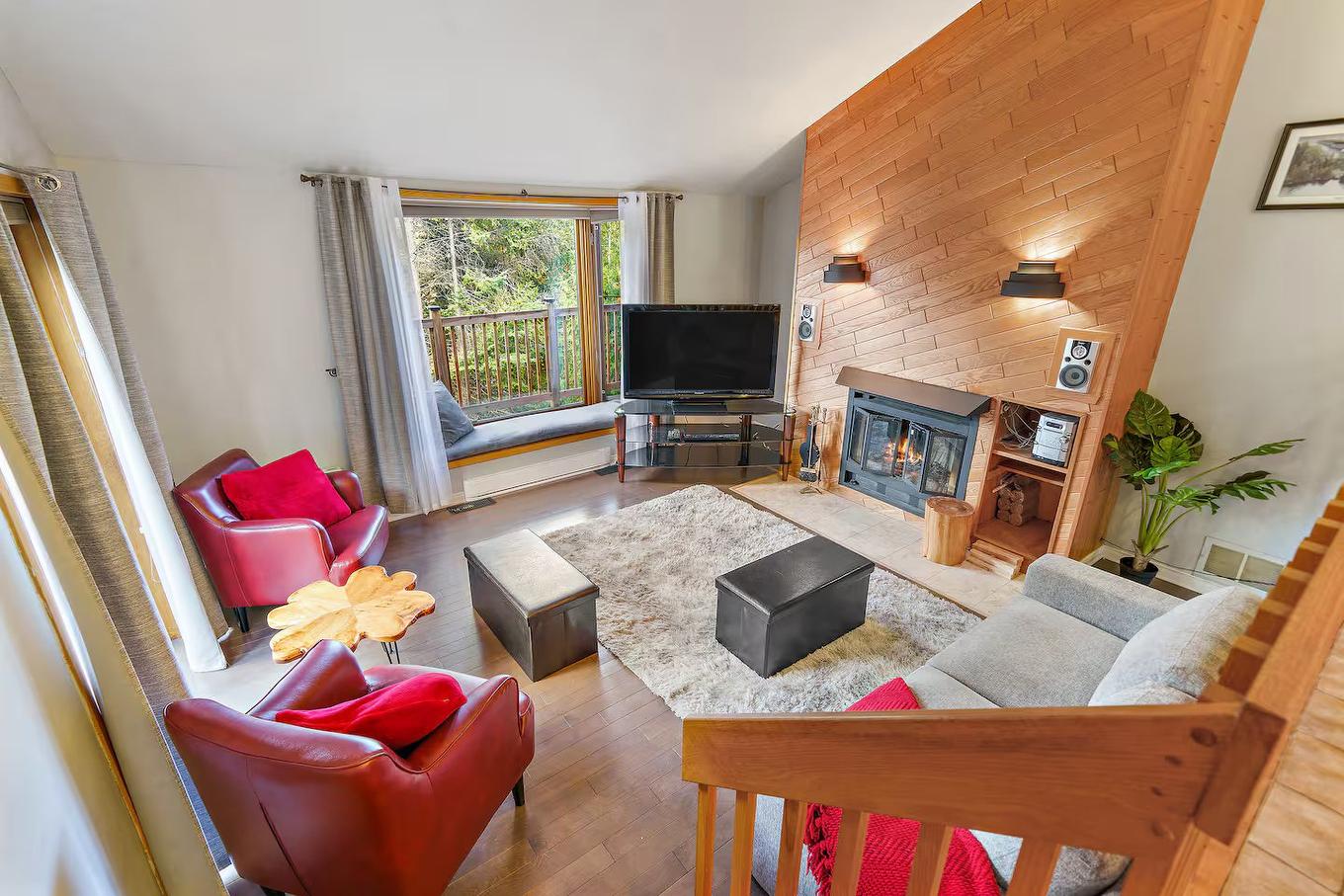 Salon - 3497 Ch. Du Village, Saint-Adolphe-D'Howard, QC - Indoor Photo Showing Living Room With Fireplace