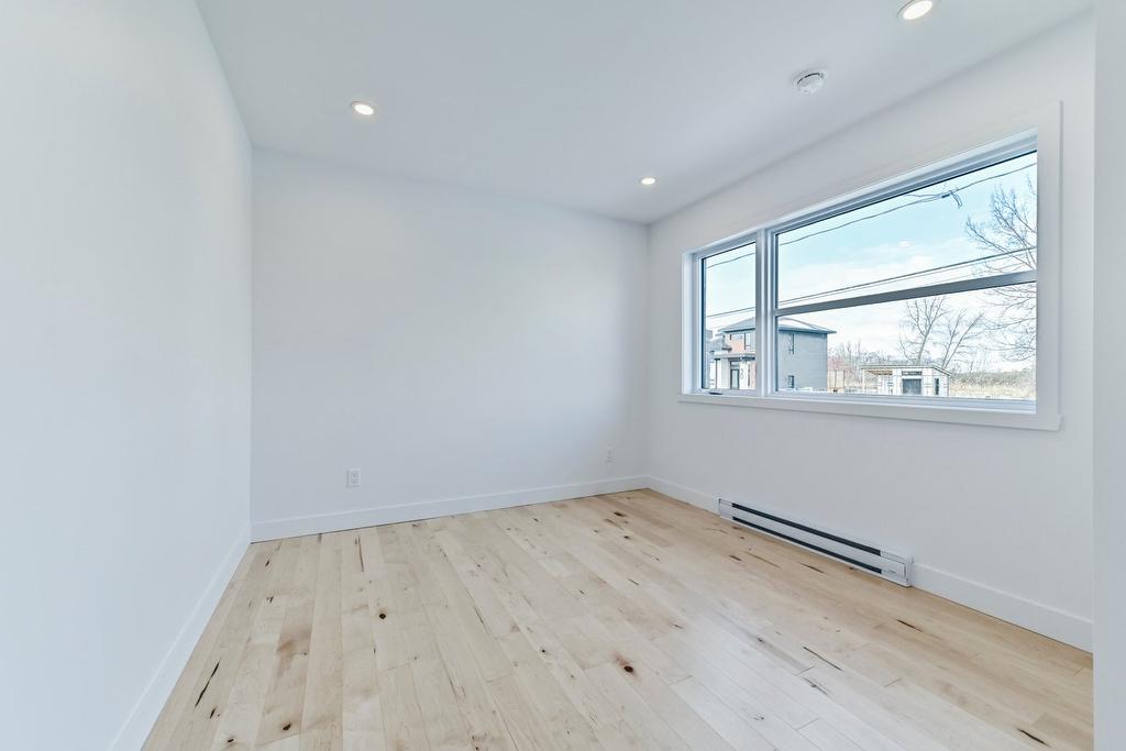 Bedroom - 27 Rue De Bleury, Saint-Jean-Sur-Richelieu, QC - Indoor Photo Showing Other Room