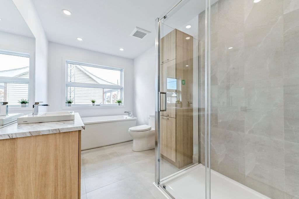 Bathroom - 27 Rue De Bleury, Saint-Jean-Sur-Richelieu, QC - Indoor Photo Showing Bathroom