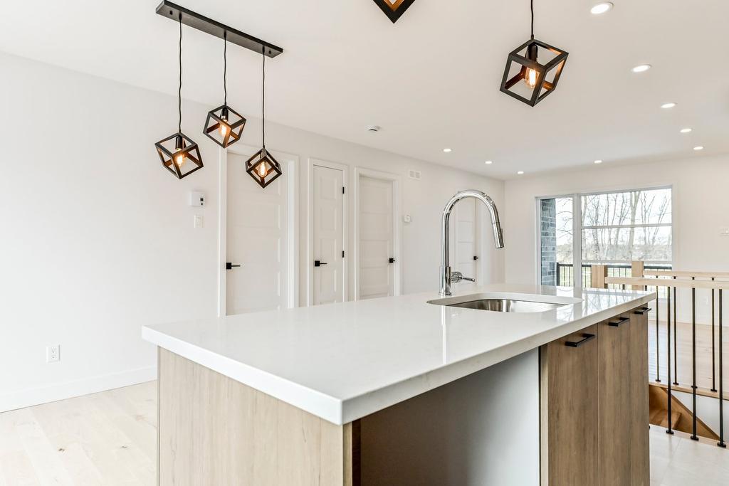 Kitchen - 27 Rue De Bleury, Saint-Jean-Sur-Richelieu, QC - Indoor Photo Showing Kitchen With Upgraded Kitchen