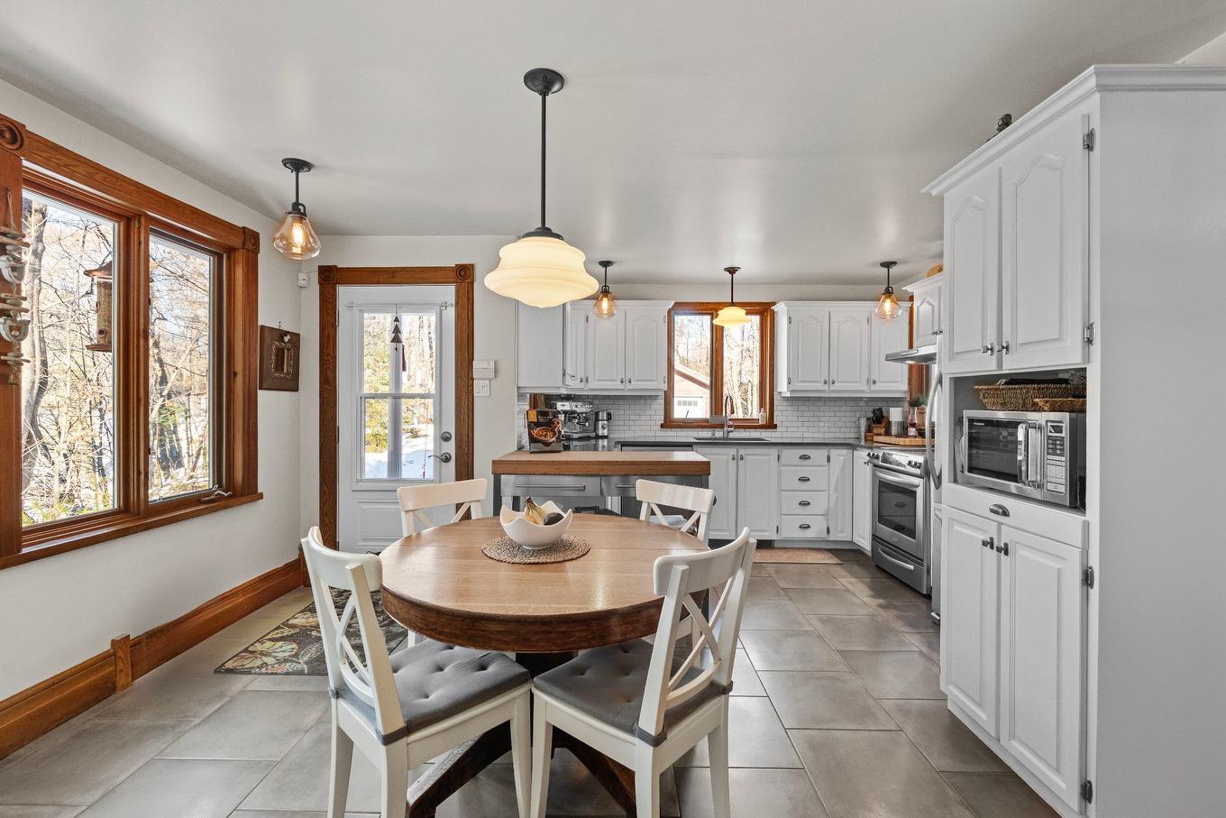 Cuisine - 322 Rue Woodland, Brownsburg-Chatham, QC - Indoor Photo Showing Dining Room