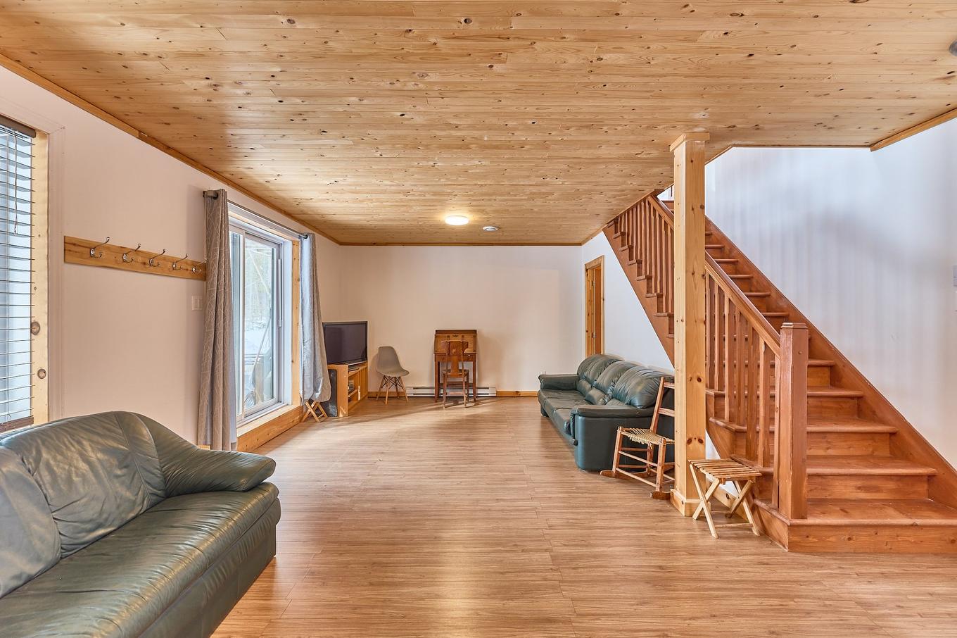 Salle familiale - 21 Ch. La Chanterelle, Saint-Donat, QC - Indoor